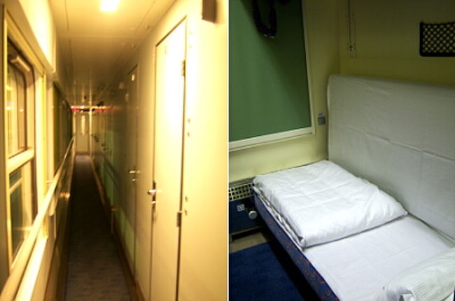 待ちに待って発車20分前くらいにようやく私が乗る電車のホームが掲示板に表示されました。 <br />今回乗る寝台列車との対面です。 <br />プラハで予約した寝台列車は安全面を考えて1等、個室を1人で使います。<br /><br />（左）車内の様子。通路は細いですが、個室が何部屋も並んでます。 <br />（右）個室の中はこんな感じ。広くないので写真がすっごい撮りづらくてこんなのしか撮れませんでした…。 <br /><br />本来2人部屋なので上の段にも同じように寝られる場所はありますが、この個室は私一人で使うので下だけ使います。 <br />写真には写ってませんが、左には小さなテーブルがあり、上着をかけるフックもあります。 <br />ベッドのそばにはコンセントもあるので充電器も使えて◎。 <br />こういうちょっと狭い空間は好きなので、居心地が良くて、乗り込んですぐに完全リラックスモードに。 <br /><br />行く前、寝台列車の怖い噂ばかり聞いて、一体どんな恐ろしい列車なんだとビビってたんですが、乗り込んでみると普通ですね。 <br />1車両に1人車掌さんがいるんですが、私の個室があった車両はたまたま女性の車掌さんでそれも安心感があって良かったです。 <br />この寝台列車は3カ国通過してポーランドのクラクフに入るので、夜中に何度もパスポートチェックがあるのを覚悟で早めに寝ました。 <br />当然、扉はカギとチェーンでがっちりロック。 <br />明日の朝無事にクラクフに着けるよう祈りつつ、電車の揺れで心地よく眠りについたのでした。