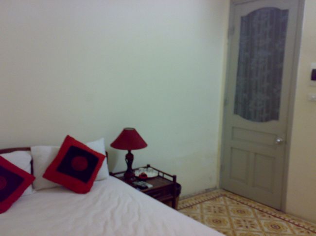 午前中出社して、成田へ。<br /><br />17:50 成田発 ベトナム航空VN959<br />22:50 予定より40分ほど遅れてハノイ着<br /><br />到着便が集中し、大混雑。