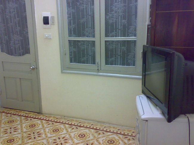 空港で夜を明かそうと思ったら、24h空港ではなかった（泣）。<br /><br />1泊（AC付）US$13(\1,170)<br />送迎（往）US$16(\1,440)…宿の迎車<br />　　（復）US$15(\1,350)…タクシー<br /><br />の良心的な宿(TungTrang Hotel)を予約。