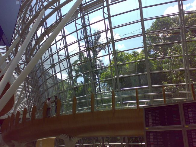 ホーチミンで2hほどトランジットの後、<br /><br />10:30 ホーチミン発 ベトナム航空VN757<br />13:20 クアラルンプール着<br /><br />近代的でとっても開放感のある空港。<br />ミニジャングルもあるし〜！