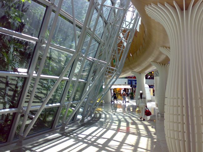 しかし、旅はまだ終わりではない。<br />クアラルンプールからコタキナバルへはAir Asiaを利用するためLCCT(Low Cost Carrier Terminal)へバスで移動。<br /><br />エアポートライナーRM2.5(\62)