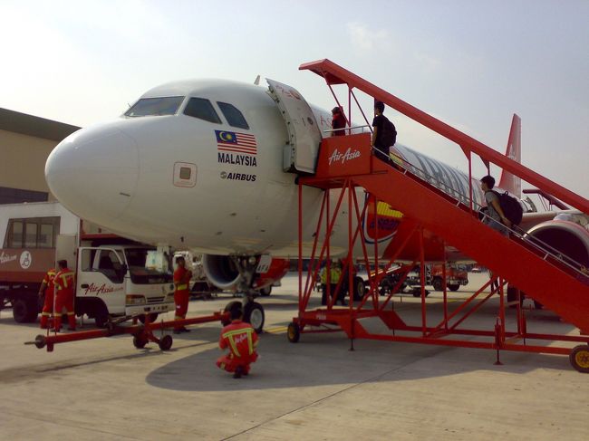 Air Asiaの従業員は何となくチャラい。<br />でもCAギャルは、赤のボディコンスーツにがっつりメイクでかなり好きかも。<br /><br />　16:05 KL発 → 18:35 KK着 RM280 (\7,000)<br /><br />Air Asiaは早めに購入するほどお得みたいで、私はモタモタしているうちに値段が上がってしまった。