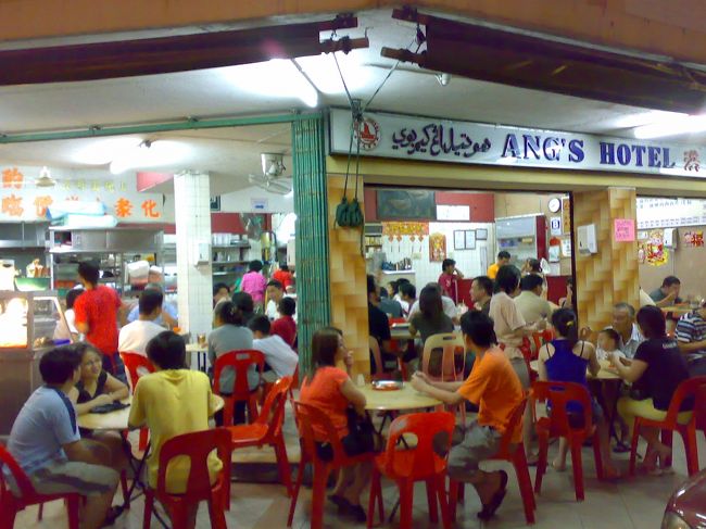 夜ごはんは、サバ州名物のサユールマニス（サバベジ）が食べたくて宿の人のおススメレストランへ。<br />混み混みです。<br /><br />　
