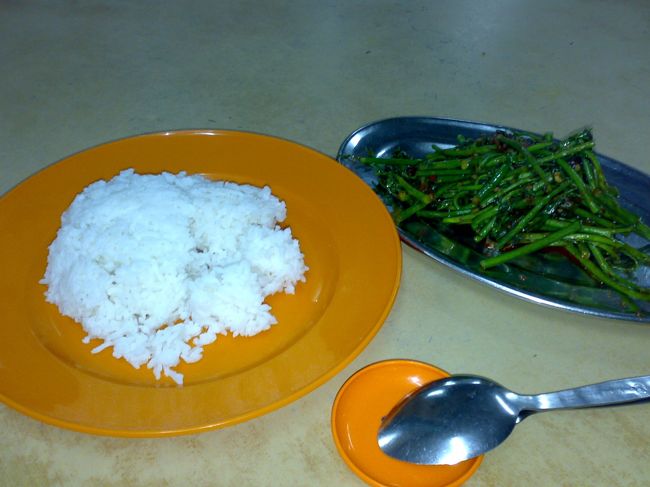 サユールマニス RM6 (\150)<br />ご飯                 RM1 (\25)<br /><br />ずーっと機内食ばっかりだったから、新鮮でスパイシーな野菜が食べれてうれしい。
