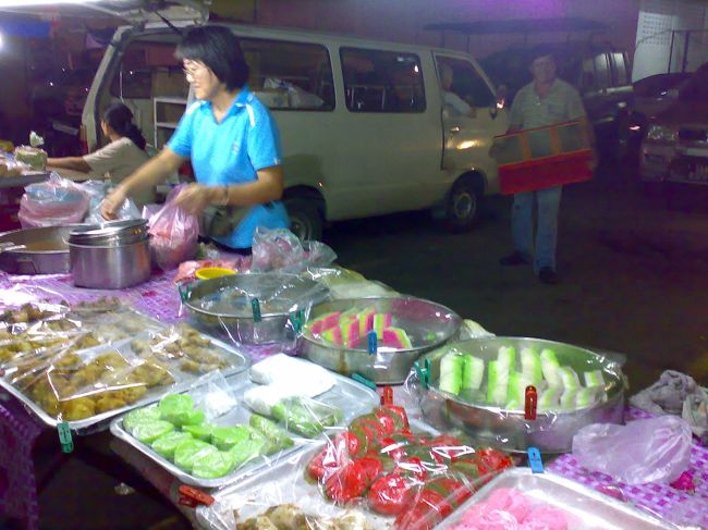 ドリアンのD24という品種を求めてフルーツマーケットへ。<br />しかし、ほとんどの店が店じまい後、、、<br />さらに、今はシーズンじゃないから出回っていないという話。<br />今日はあきらめて<br /><br />ビビットカラーのココナッツむしパン RM0.5 (\12)<br /><br />を購入 。<br /><br />安っ。