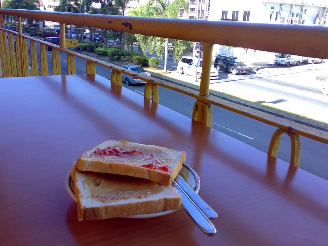 翌朝。<br />ピーナツバター＋ジャム（というよりゼリー）のゴールデンコンビ。<br />うま〜い。<br />今日は、私の誕生日！<br />そしてこの旅一番のハイライト”ラフレシア”を見にゆく。