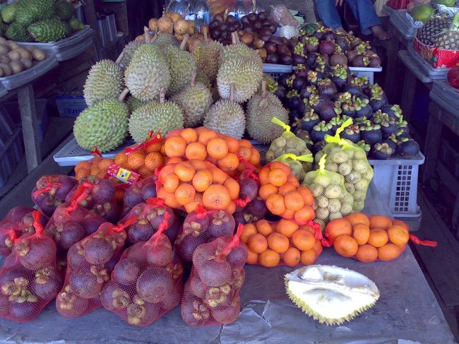 向かいにはフルーツの直売所がズラリ。<br /><br />いよいよドリアンに初挑戦。<br />フルーツマーケットでは確かRM7くらいだったが、RM12 (\300) ってどうなんだろ？<br />お味は、、、アボカドをさらにねっとりいやらしくした感じ？ <br />お口直しのマンゴスチンがメチャうまっ。<br /><br />　4コ RM1 (\25) <br /><br />日本では考えられない安さ！<br />満喫したら、大急ぎで空港へ。<br />1日1便の飛行機でブルネイへ。