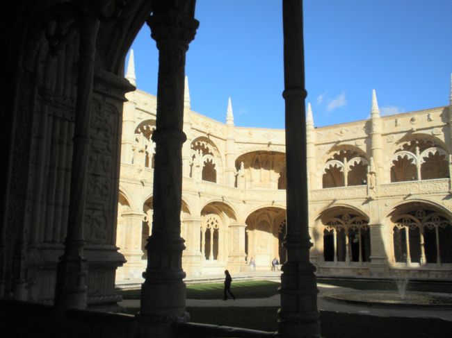 修道院の中の回廊（ここに入るにはちょっとだけ入場料が必要）これはなかなか素敵。絶対見るべし！<br />ここから修道院の教会の２階へ行けるよ。