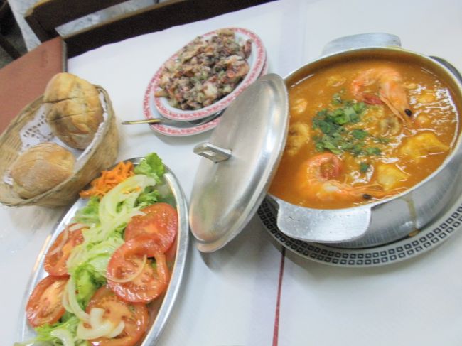 フィゲイラ広場近くの、Balealという海鮮レストラン。<br />パンやタコのマリネははじめからついてきた･･･んじゃなくて、いらないなら「いらない」と言わないといけないらしい。でも、おいしかったので食べちゃいました。リゾットはこの鍋が定番でした。とってもおいしい。これで２〜３人分。