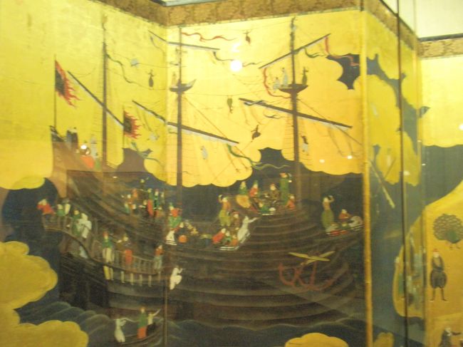 一度、ホテルに帰って休憩してから、もう一度15番の市バスに乗って来ちゃいました。国立古美術韓。市電の停留所から、海側と反対側を見上げるとアーティスティックな建物とそこに向かう階段が見えるので底から行きましょう！<br />このような、狩野派の南蛮屏風があるかと思えば、教科書に載っているエンリケ航海王子の顔もここに！