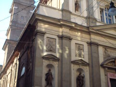 サンティ・マルティーリ教会  

トリノで最初に殉教した３人の聖人のための教会だって。

どんな人か調べようと思ってググッたら、３人セットで出てきたわ。

３人のための教会なのに、正面の像は６人。誰？