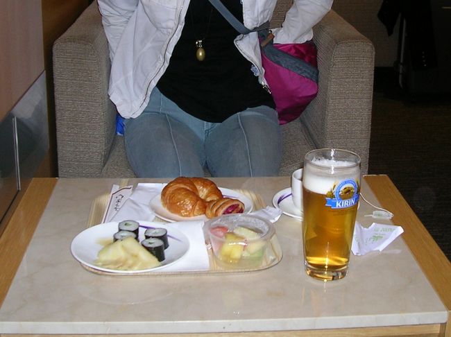 チャイナエアーのラウンジにて朝から生ビール。。。<br />チェックインカウンターもファーストクラスですいすい。<br />そしてラウンジも、無料サービス。<br />「キャンペーン」は、うれしいですね。