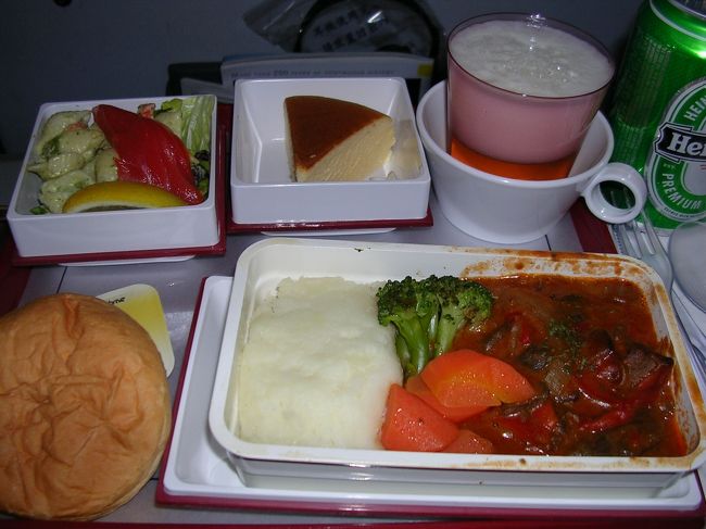 機内食。<br />食事とサービス内容は、最近落ちたかな？<br />まあ、仕方ないか〜。