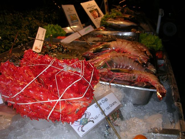 数度目のサムイに到着。<br />やはり年末年始なので人が多かったですね。<br />ホテルも年々増えてます、２０年前が懐かしい〜。<br /><br />店先に、「花咲きがに」の様なカニが並んでました。