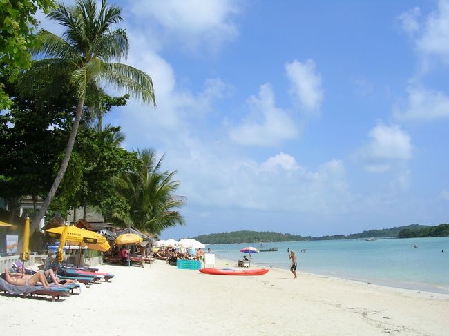 翌朝は、ビーチベッドで年賀状を書いてます。