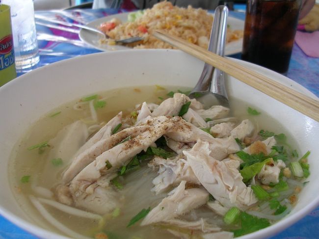 お昼は「ＭＩＴＲＡ」と言うお店で食べました。<br />カニチャーハンと鳥そば。安くてうまい。