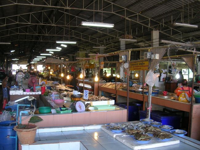 続いて市場を散策。