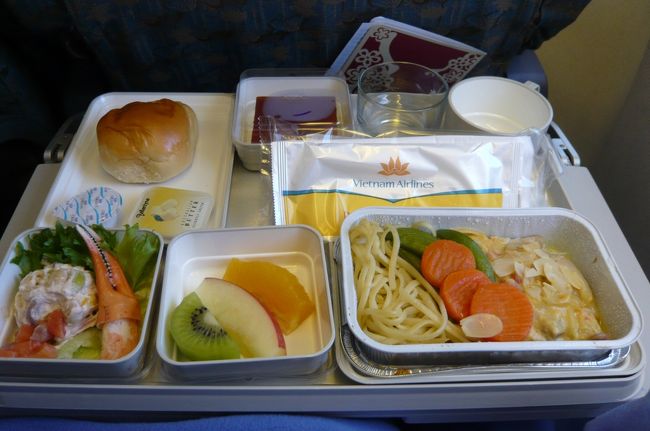 ２−４−２席あり、窓側の２席でＴＶが　席ごとに無いのを除くと、とても快適。　短いフライトですから、フットレストも必要なし。　チキンをチョイス。少し遅めの昼食。