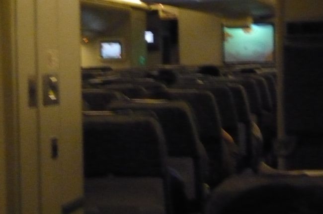 乗り込む時、　前２０席位にテープが張ってあった。　護送されるのかな？（サスペンスの見すぎか？）トイレの時、見たけど　誰もいない。