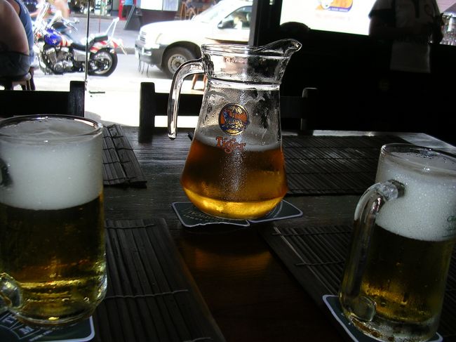 疲れたので、生ビールで休憩・・。