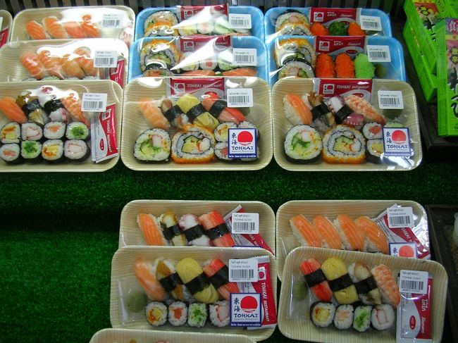 スーパーでお寿司を発見。なぜかタイのすしは小さいです。<br />屋台でも、バンコクで最近出てきた回りずし屋でも、小さい・・。<br />まだ食べた事は無いです。
