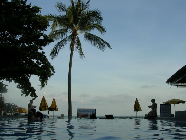 もう日が落ちてきました。そろそろ夕飯に繰り出さなくては・・。