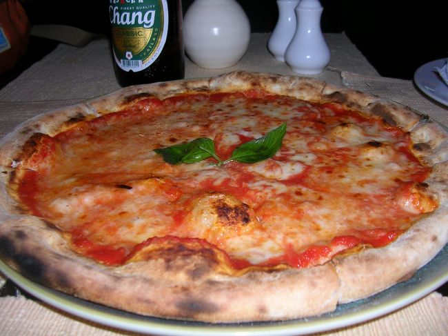 ここのピザうまいんだなあ。「Ｖｉａ　Ｖａｉ」って店だったかな？