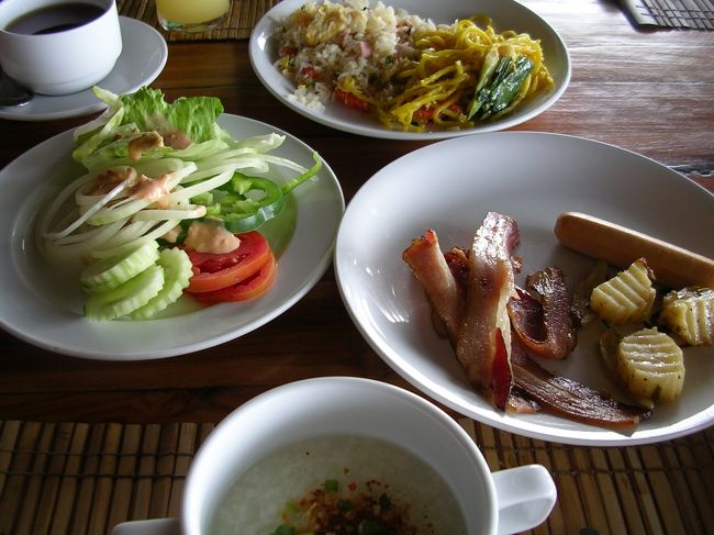 ホテルの朝食です。<br />今回のホテルは初めて泊まる「ジ・アイランドリゾートホテル」。<br />チャウエンビーチ北側のコテージタイプの中級ホテルですが、敷地はゆとりを持った作りで規模も丁度良い。年末年始で多少高くなっていました。昔はバックパッカーだったので、この中級クラス宿でも自分の中では最高級。