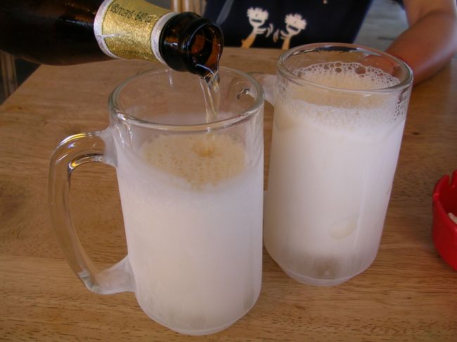 もう、お昼です。<br />ビールジョキが冷え冷えです。<br />銘柄は、やはり好きなチャンビール。少し前まではお店やホテルに置いてあるビールはシンガばっかりだったけど、チャンは知らないうちに売上ナンバー１になったようですね。<br />安くてうまいは最高です。