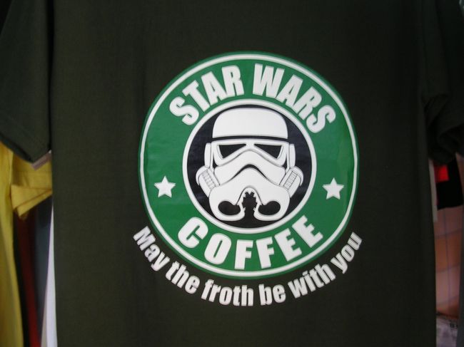 こんなＴシャツ売ってました。<br />冗談で「フォト、サースィップパーツ」と言われた。