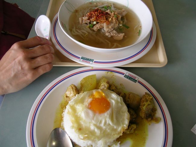 「テスコロータス」のフードコートでお昼。<br />なかなかうまい。