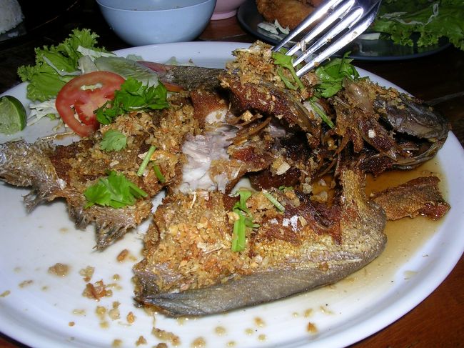 シーフード中心のお店で・・。<br />魚のガーリック揚げ２１０バーツ。