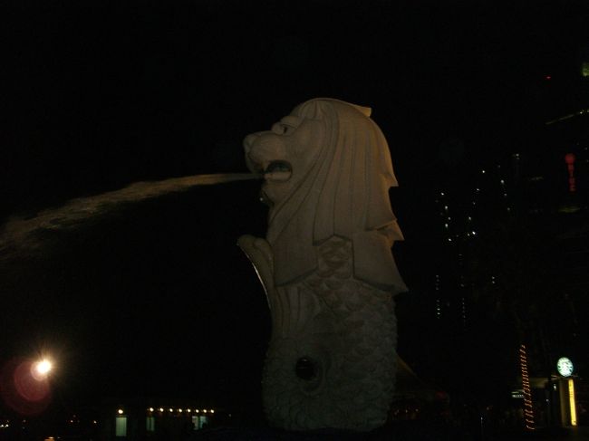 二つ目のマーライオン。<br />本来のマーライオンは、<br />これの裏にある小っちゃいヤツ。