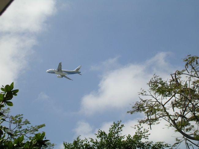 プールサイドより上空を見ると飛行機が低いですね。<br />チャウエンビーチ北側は通り道です。しかし離着陸が多くなりました。
