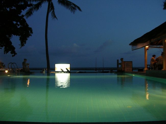 夕方のプールも良いものです。