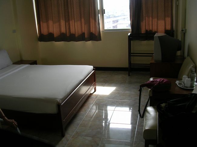 スラーターニーで一泊。４００バーツの広い部屋。