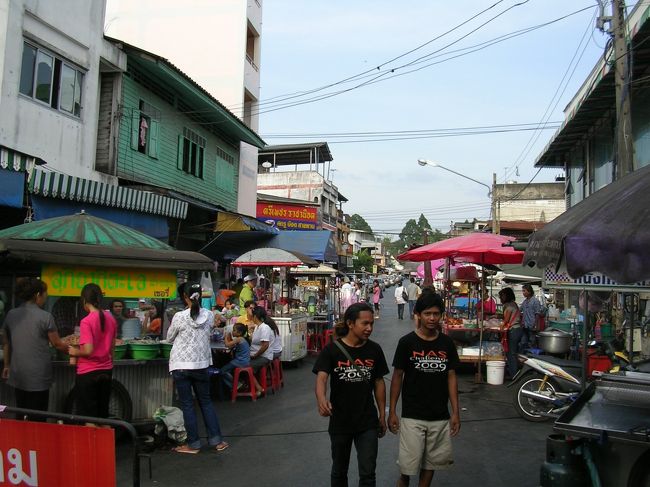 スラーターニー街中の屋台街です。