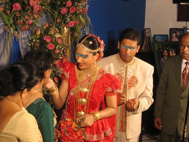 新郎の実母にケーキを食べさせる新婦。