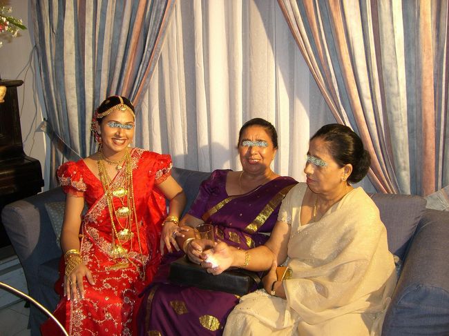 ホームカミングにて。<br />左から新婦・新婦伯母・新婦実母。<br /><br />新婦の母親は<br />イギリス人とスリランカ人（シンハラ）との<br />ハーフ、バーガ人と呼ばれる。