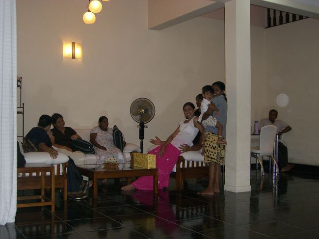 新婦叔母の家。<br />金持ちらしい。<br />そこそこの豪邸だった。<br /><br />身内の誰かがイギリスに行くとかで<br />パーティー。<br />身内の結束が固いことを垣間見た。