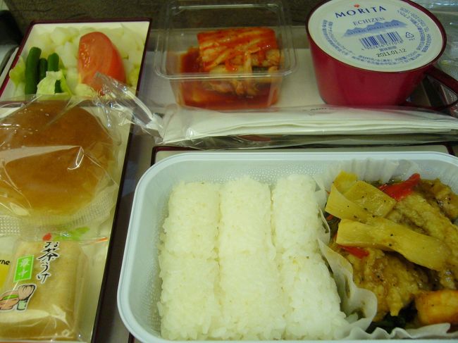初　羽田国際便です。<br />アシアナ航空の20:05発の予定でしたが<br />金浦空港の雪の影響で30分くらい送れて<br />出発でした。<br />30分でよかったです。<br />機内食です。