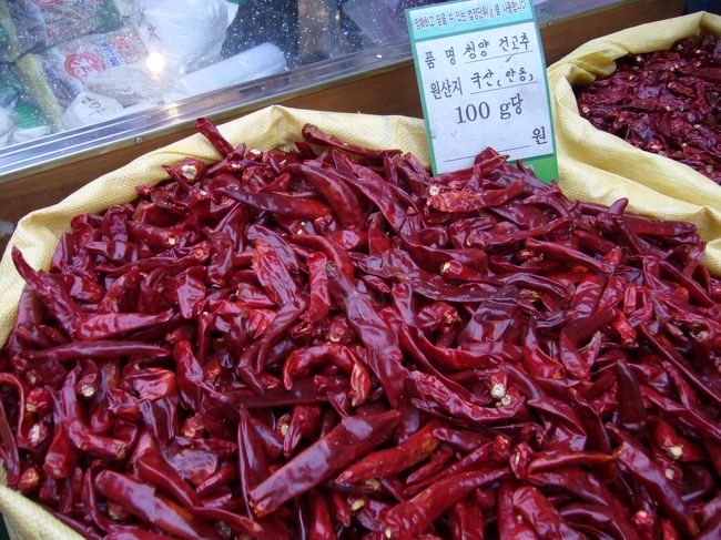 いろんな食材が売ってます。<br />まだ、８時すぎだからお客さんはそんなにいません。<br />