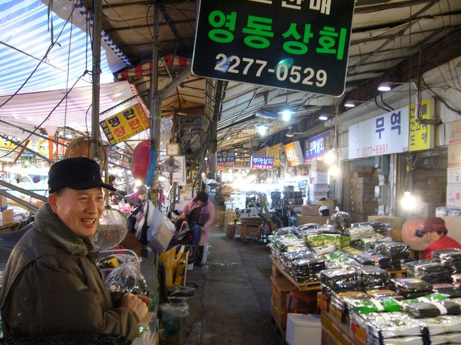 このやさしいお父さんのお店で買いました。<br /><br />沢山買うなら市場が良いかもしれませんね。<br />ちょこっとだと、<br />お徳なのか良くわからなかったです。<br />でも、いろんなお店があって<br />見てるだけでも楽しいです☆