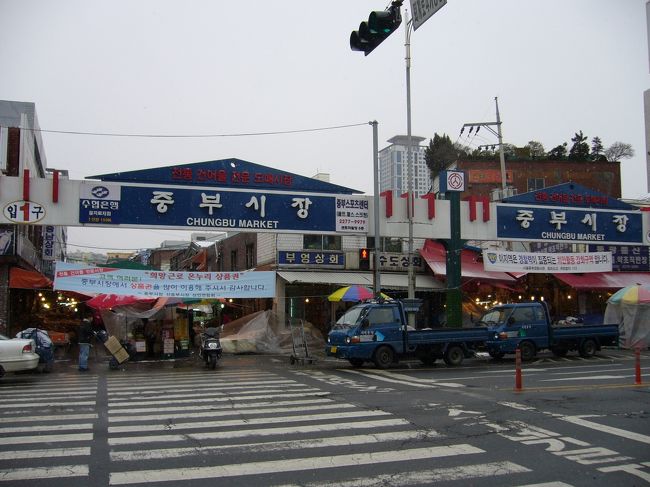 中部市場入口です。<br />２本メインストリートがあります。<br /><br />雪がふってます！！