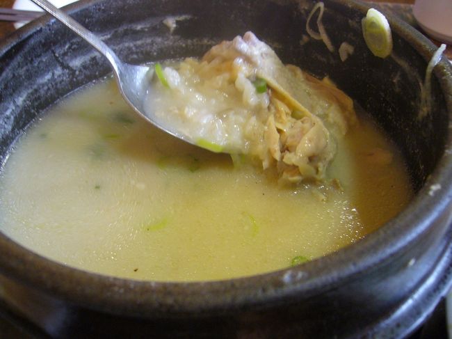 土俗村のサムゲタンを食べに行こうかな・・・<br />でもまだ早いから（9:30くらい）<br />街を散策しようかなと思いましたが、<br />場所確認のためお店に行くと<br />もうオープンしていて中に入れてくれました。<br />チヂミを頼んだのですがあわてて焼いたのか焼きがあまく、焼き直しをしてもらいました。<br />私はサムゲタンをあまり食べたことが<br />ないので良くわからないのですが<br />期待が大きすぎたせいか、まぁ普通でした。<br />早く行きすぎたかな。。。