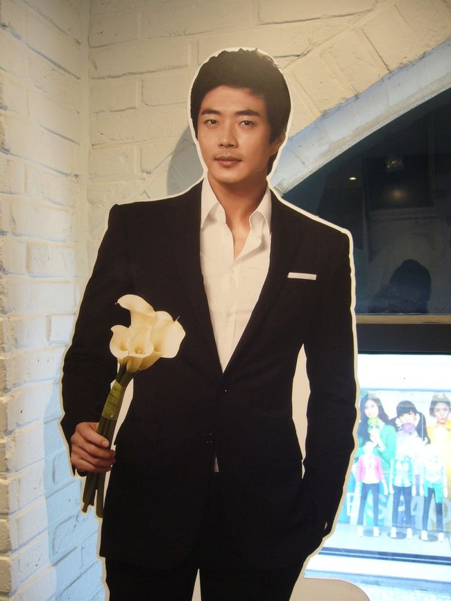 街をフラフラしていたら、<br />クォンサンウのプロデュースした<br />化粧品屋さん(TEARS)発見。<br />ちょっと入ってみました。<br />