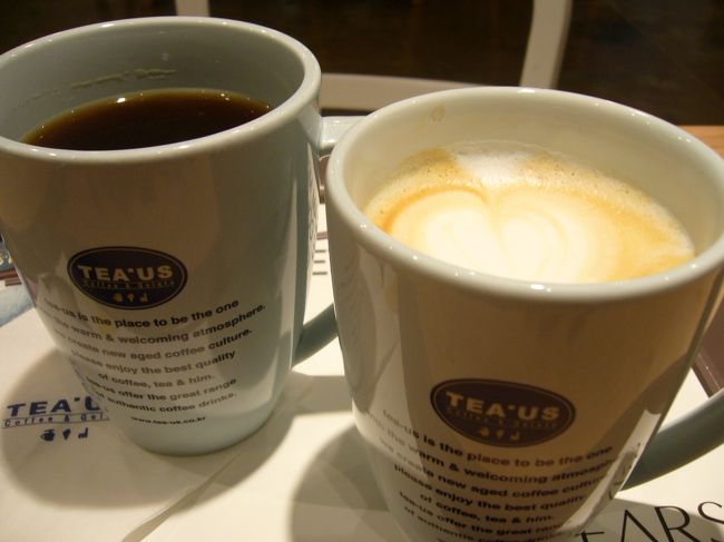 ２Ｆはカフェになっていたので、<br />こちらで一休み。<br />１Ｆのショップで3000ウォン以上購入すると<br />ｺｰﾋｰが1000ｳｫﾝで飲めました。<br />ｶﾌﾟﾁｰﾉは普通に頼んで2500ｳｫﾝでした。<br />混んでなかったのでゆっくりできました。