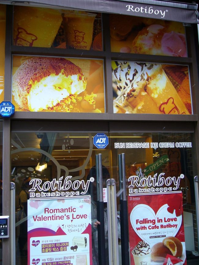 歩いていたら<br />Roti Boy（ロティボーイ）発見！<br />