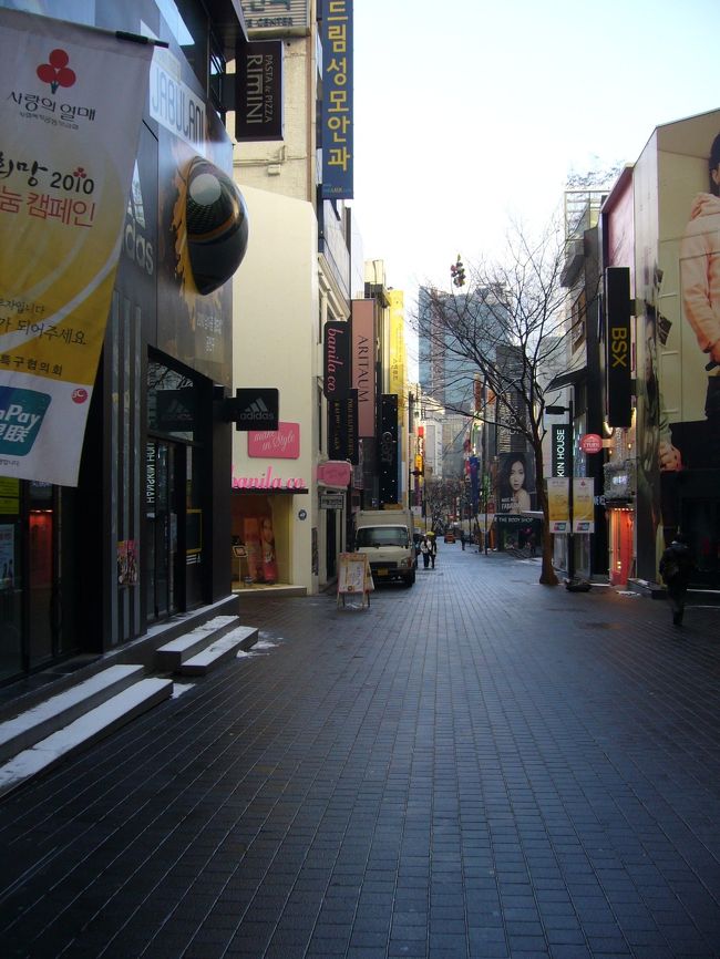 朝の明洞。<br />静かです。<br />朝ごはんを食べに行きます。