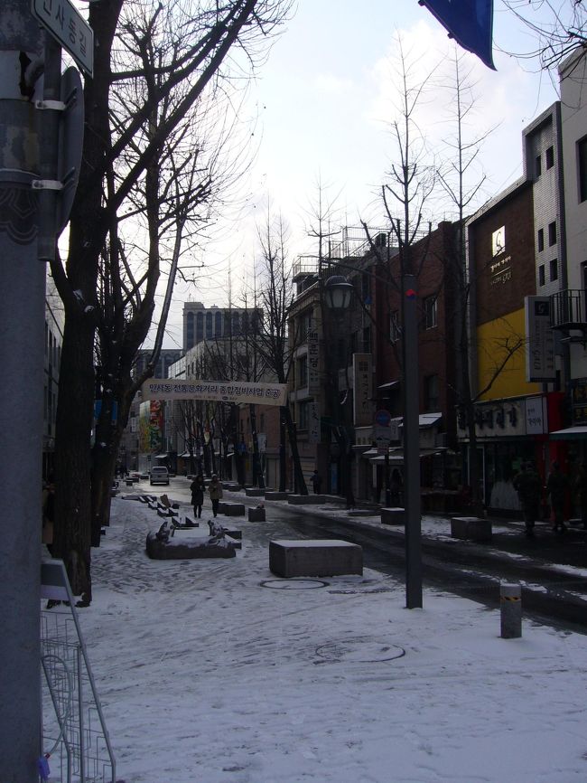 仁寺洞へ移動です。<br />街歩きします。<br />今日は降ってませんが昨日の雪が<br />まだのこってます。